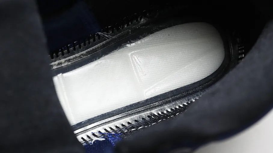 翻开鞋垫能够直接看到中底的zoom turbo气垫,气垫上的凹槽设计更好的