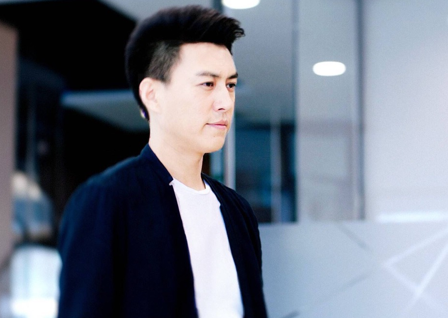 靳东新剧角色饰演村书记,戴眼镜穿深色系衣服,满满的农村气息感