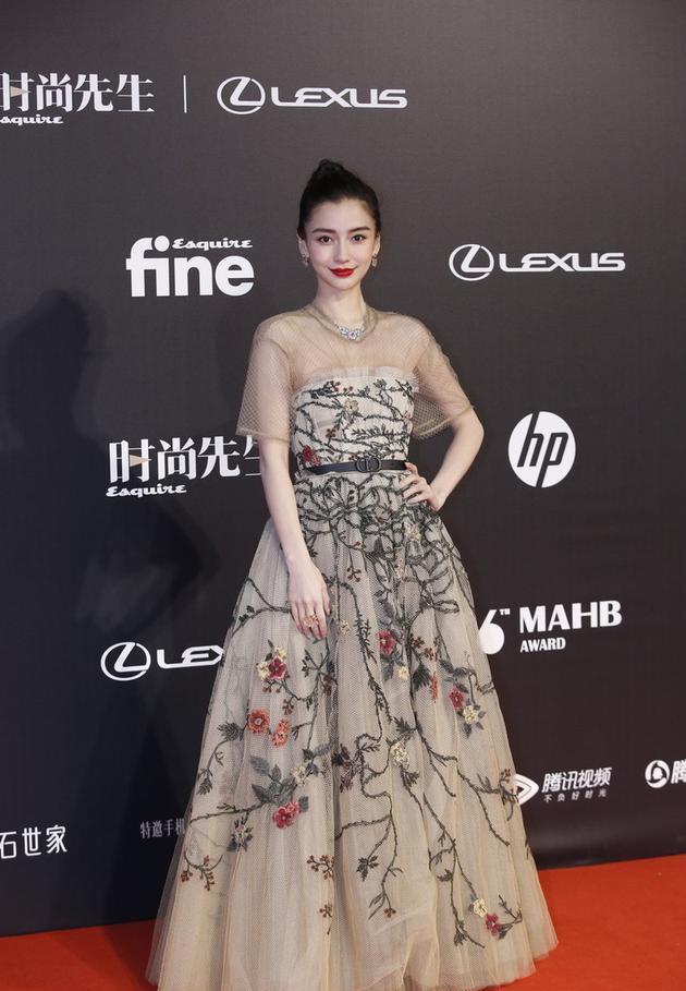 杨颖美得不像话!网纱抹胸礼服造型很抢眼,连花都给她做"陪衬"