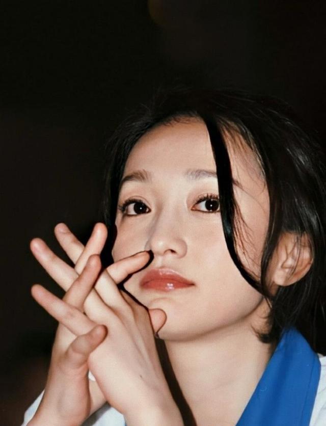 34岁的周迅颜值太高了,穿运动服难掩气质,五官精致又迷人