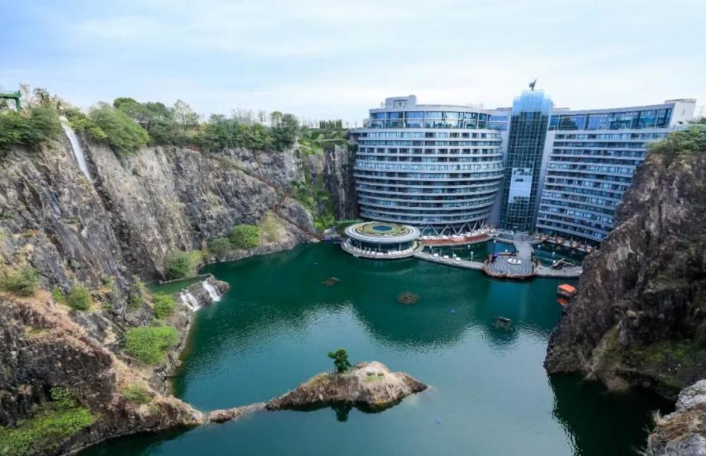 耗资6亿在深坑中修建五星级酒店,历时12年,成为上海新
