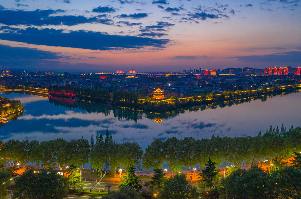 湖北襄阳:雨歇晚霞明 古城夜景清