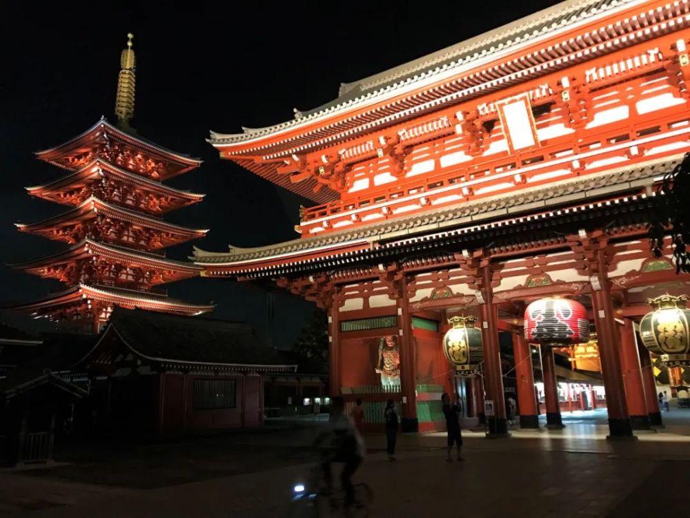 东京的浅草寺,京都的清水寺都是日本热门的寺庙及观光景点.