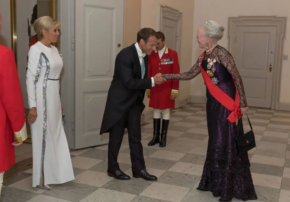 64岁法国第一夫人太谦虚,看到78岁丹麦女王,直接行了个屈膝礼