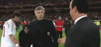 比赛结束后贝尼特斯淡定的和安切洛蒂握手