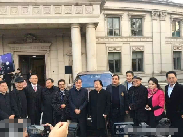 北京富豪喜提新车,提车现场仪式隆重,首富也到场祝贺