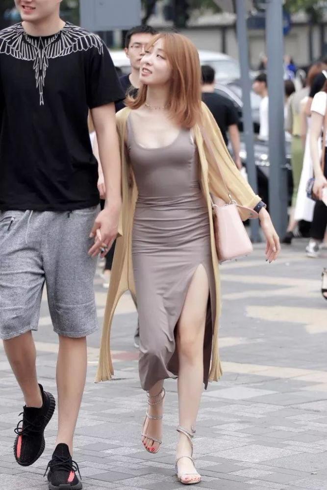 街拍:依稀是个富家女,珠光宝气的