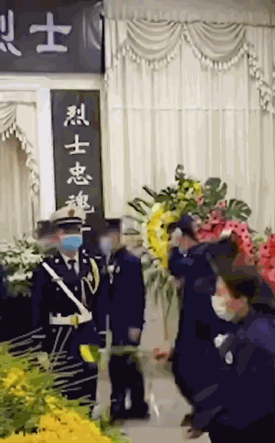 当运送骨灰的灵车驶过市区 上万名群众沿街送英雄