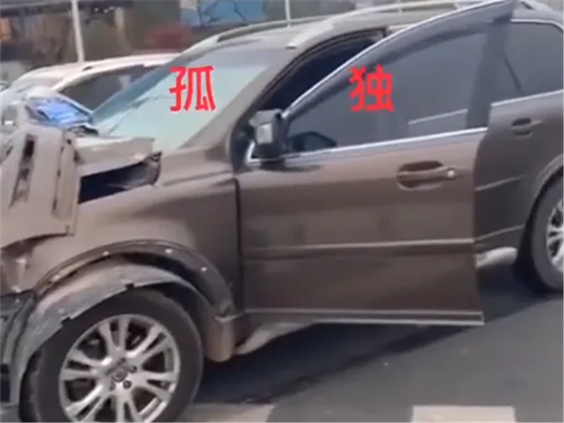 沃尔沃怼上大货车,a柱没断还把货车撞翻了,网友:帕萨特学着点!