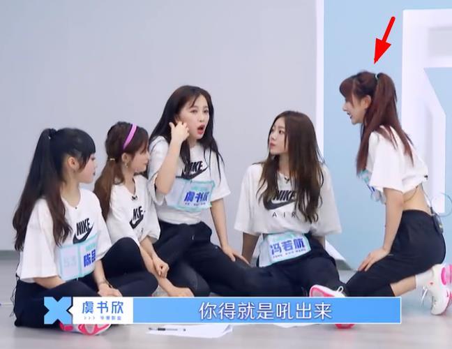 借衣服不算啥,当虞书欣和孔雪儿互换发型,才知"原版"模仿不来