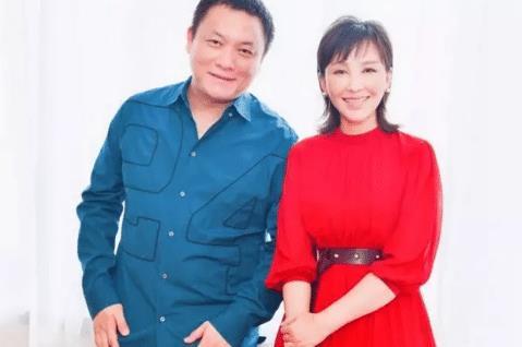 她16岁与丈夫相识,演戏20多年没红,如今丈夫将她捧为女主角