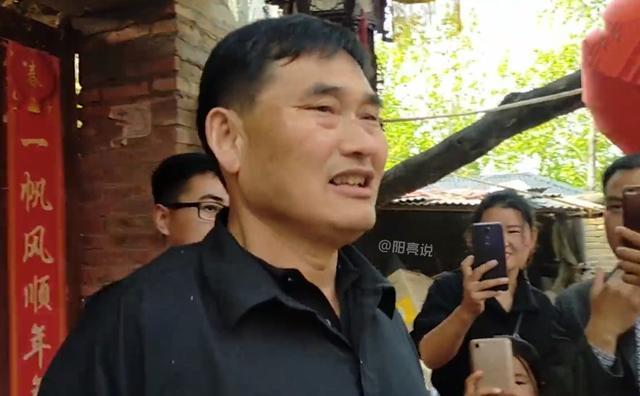 朱之文家大门被两男子强行踹开,大衣嫂发飙,大衣哥苦笑