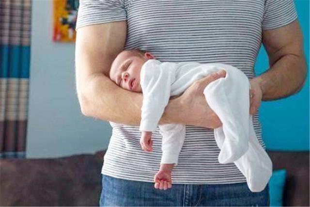 帮宝宝缓解肠胀气,首先需要排出体内的气体, 可以拍嗝也可以飞机抱.