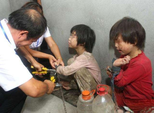 有些人贩子会专门盯着老人带孩子出去的时候下手.