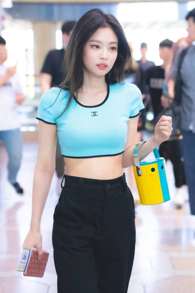 jennie穿火了露腰衫,配牛仔裤超洋气,时髦减龄,显高显瘦