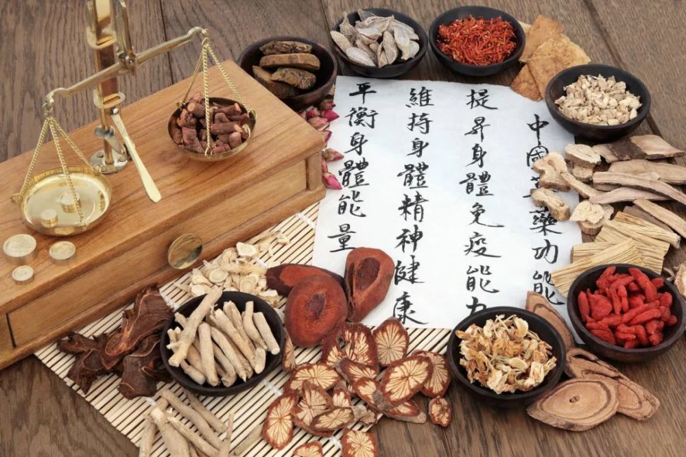 中药汤剂 历代医家有关胸痹心痛的论述诸多,早在《内经》中就有胸痹