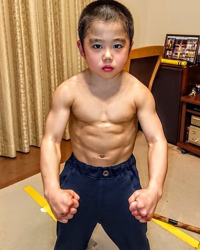 可能大家会认识这位小男孩,因为他是来自日本的一位强壮男孩.