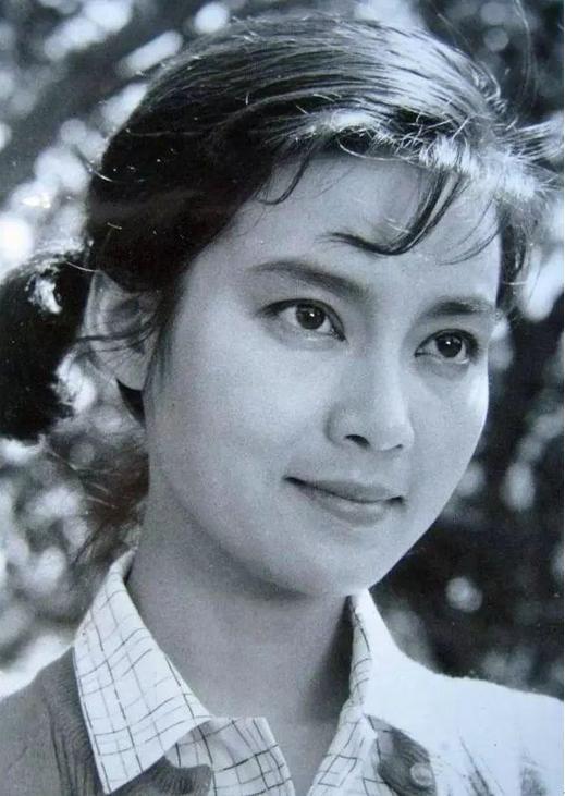 潘虹:曾与刘晓庆齐名,32岁离婚后未再婚,无儿无女,皈依佛门