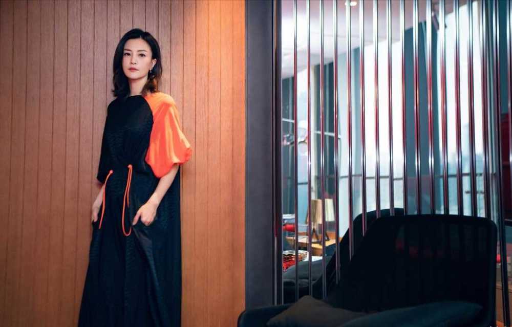 刘孜太适合穿西装了,中长款西装外套配百褶裙知性干练