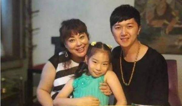 李菁菁或也是受害者,被小25岁男人"骗财