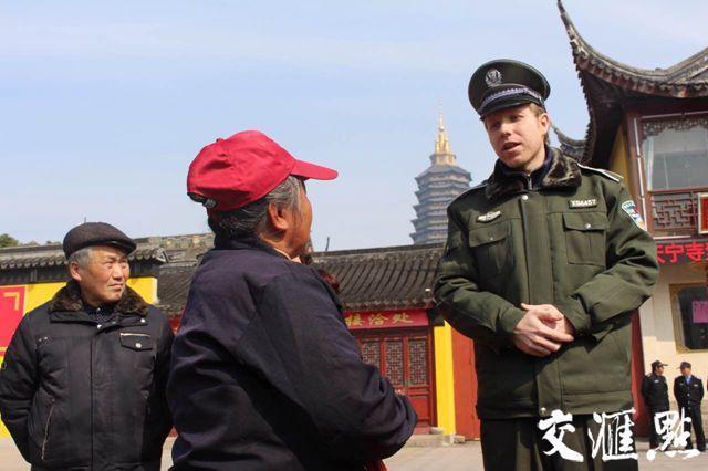 俄罗斯小伙体验当城管：原来他们没有枪