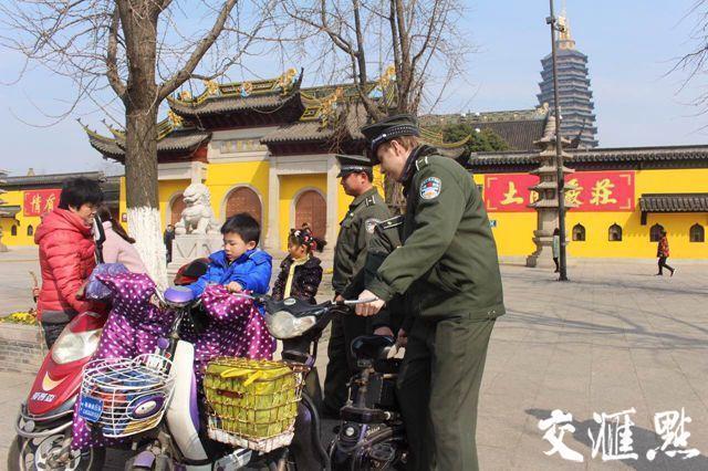 俄罗斯小伙体验当城管：原来他们没有枪