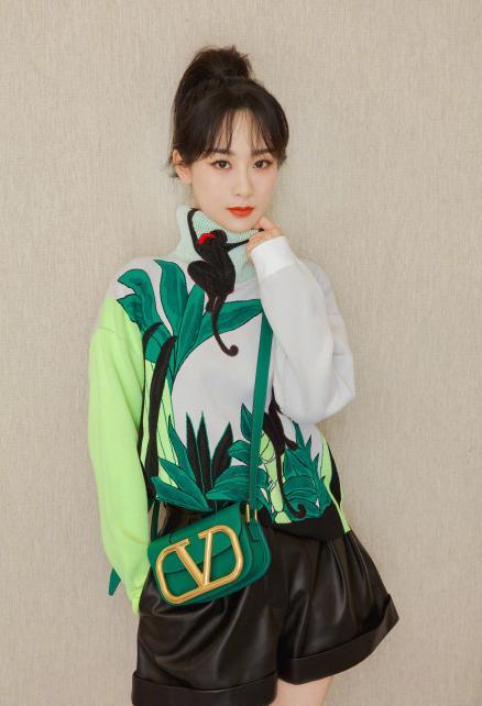 杨紫晒最新复工美照 把春天穿在了身上 网友笑称是三只小猴紫