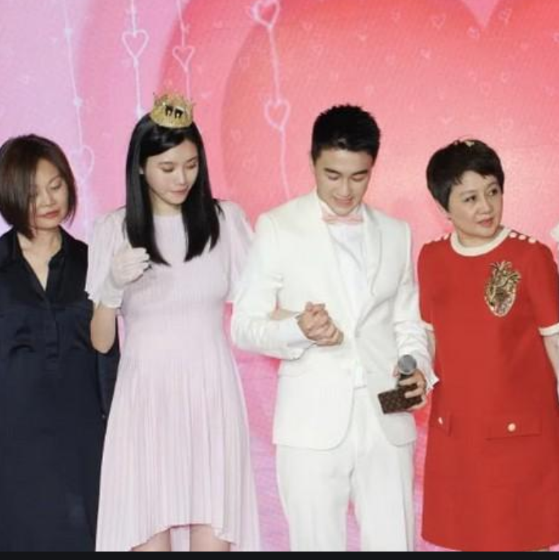 奚梦瑶和何猷君婚婚礼,婆婆身着中长款连衣裙配鞋子,简单中带喜庆.