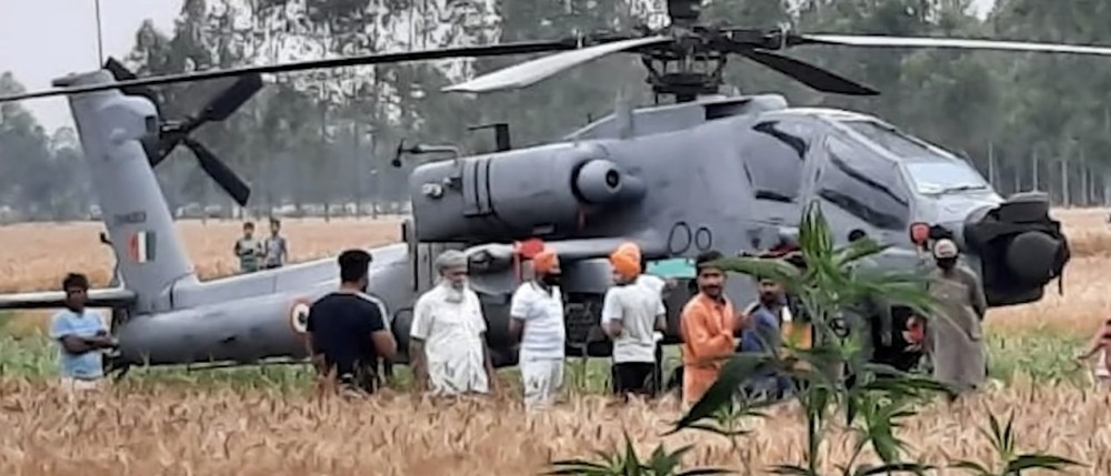 验证了网友们的预言,印度"阿帕奇"直升机突发事故,被村民围观