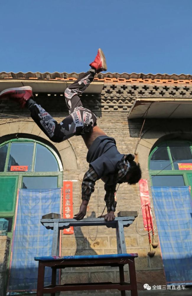农民父子俩"耍把戏"出彩 只为美好生活