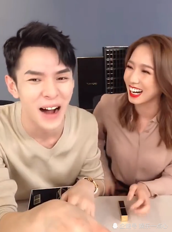 孟美岐模仿李佳琦,直播间带货 画风突变:买它,给我涂