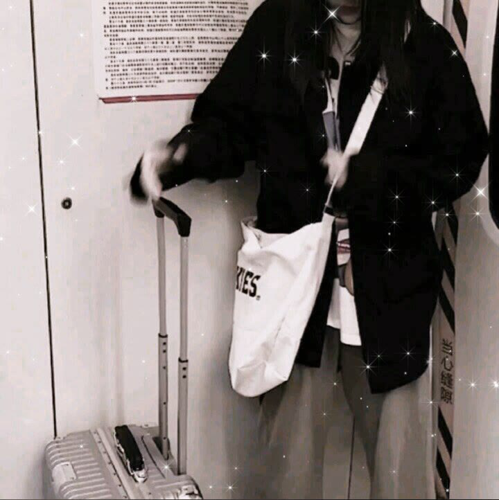 甜丧·不露脸·真人·女生头像:你自以为是的牵挂,在别人眼里只是个