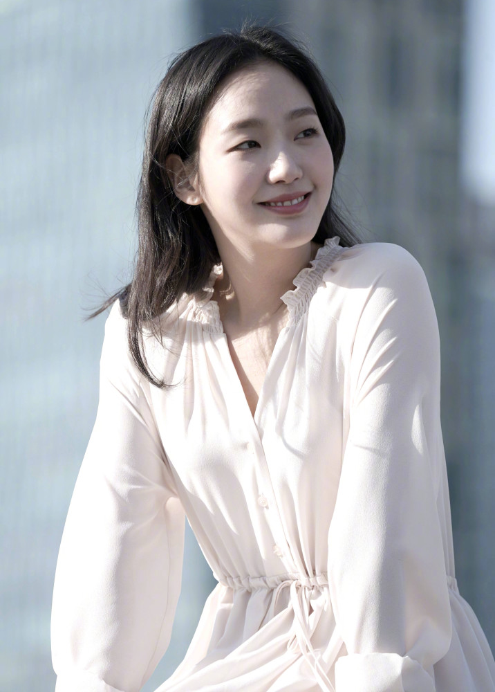 单眼皮女孩也能可爱美丽!"鬼怪新娘"金高银,白裙卷发造型超仙