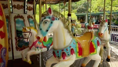 旋转木马是一个城市的童话,每一个坐上它的人,都怀着一颗纯真的心和
