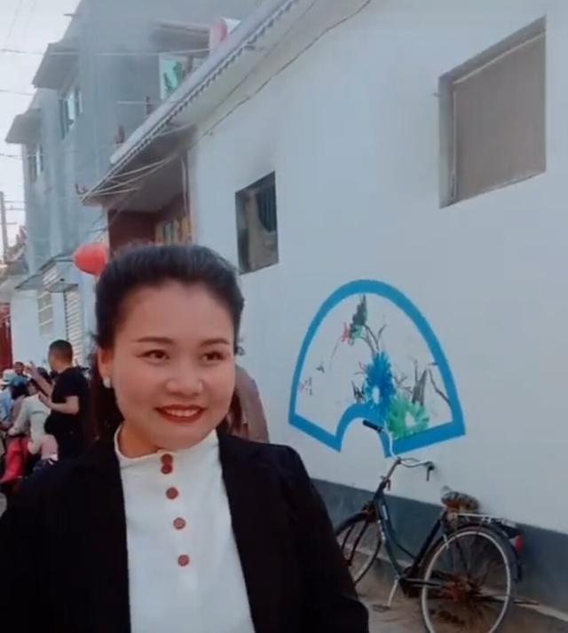 美女袁庆来大衣哥家笑容灿烂气质好网友:拍照的比大衣