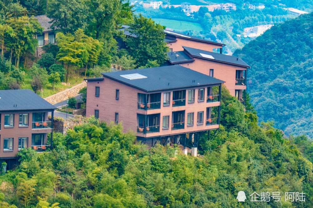 远眺裸心堡,这座莫干山景区里的酒店民宿"王者"