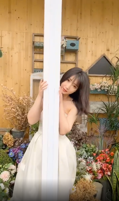 柳岩白色抹胸长裙秀好身材,用仙人掌扎脸,比拼谁脸皮更厚