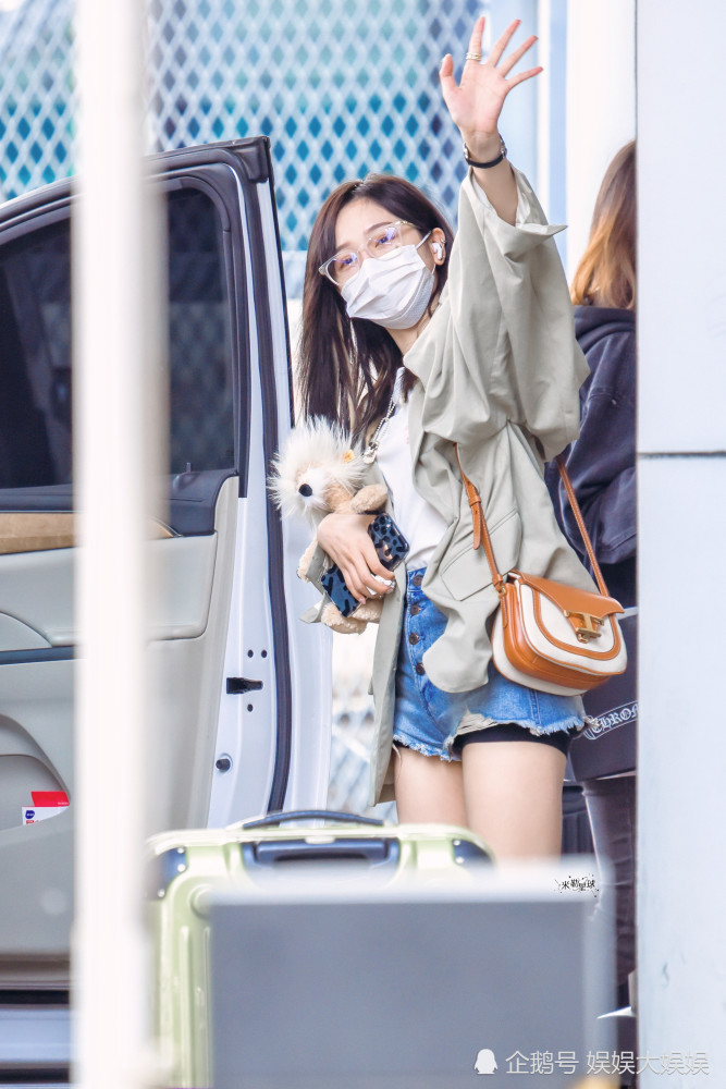 火箭少女复工,吴宣仪携狗现身机场,西装外套配牛仔短裤太美了