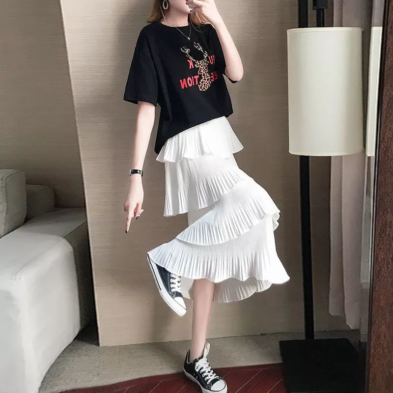 新款套装两件套女 黑色印花t恤搭配白色的蛋糕裙,下面可以搭配匡威的