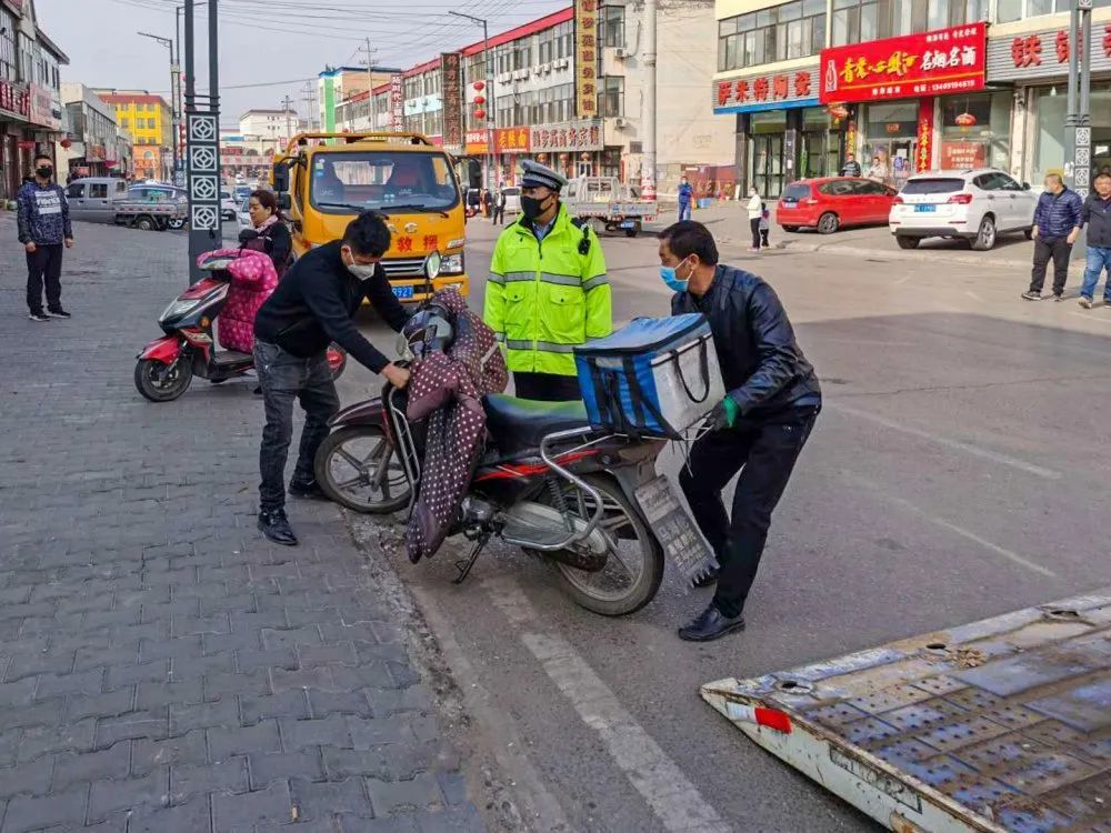 锦界交警整治机动车乱停乱放及摩托车,电动车违法行为