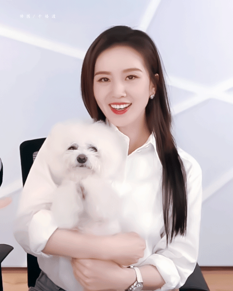 吴奇隆给刘诗诗吃了什么!这颜值逆天了!与李佳琦直播像个18岁妙龄少女