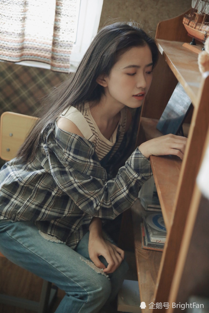 格子衬衫美女性感文艺写真图片