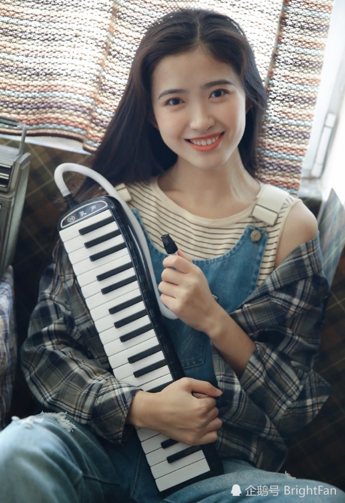 格子衬衫美女性感文艺写真图片