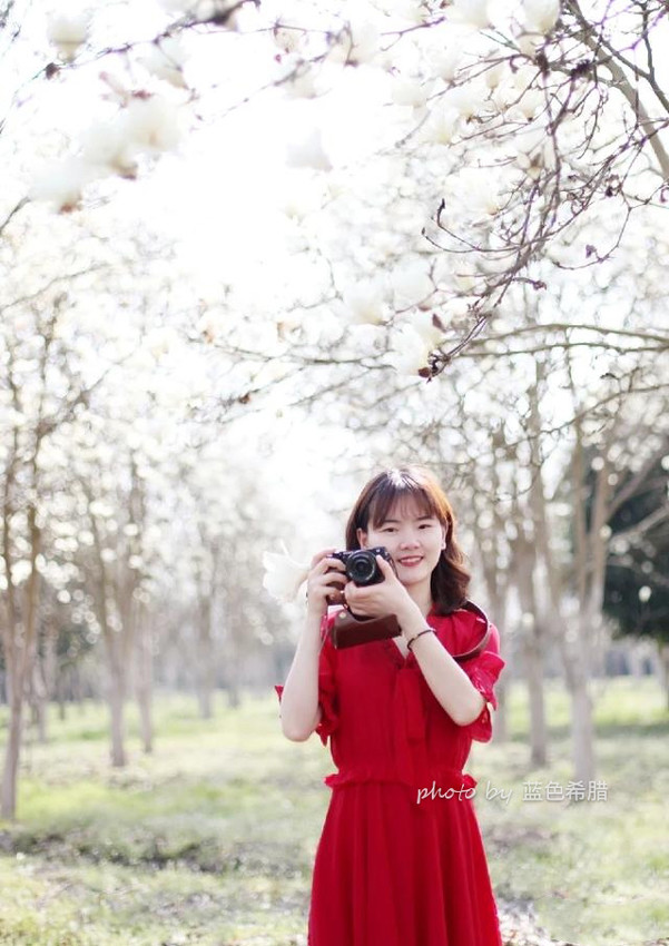 穿着红色系连衣裙拍人像照片,怎么选择拍摄的背景?