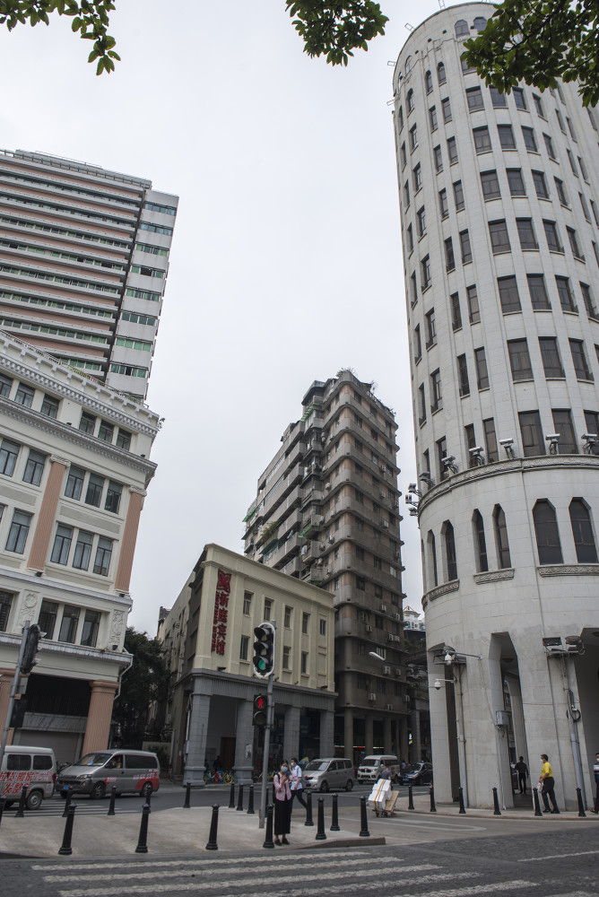 建在珠江边的三座高楼,是广州著名的老建筑,它们的故事精彩无比