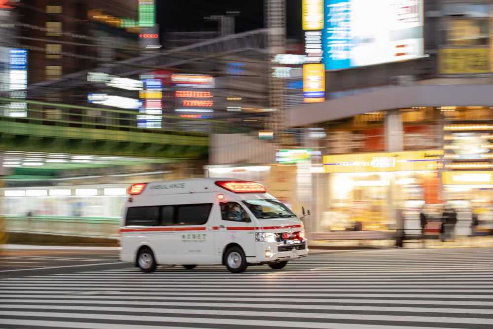 一辆救护车在日本东京的街道上奔跑