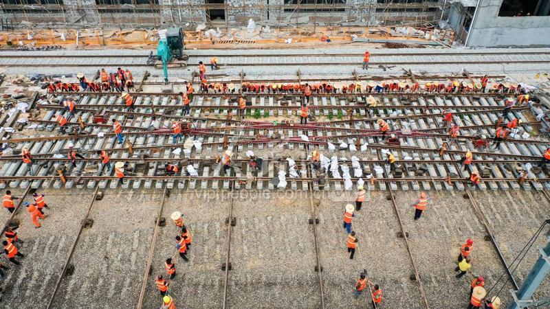 4月19日,广州动车段高级修扩建工程项目施工现场,一线作业人员正在