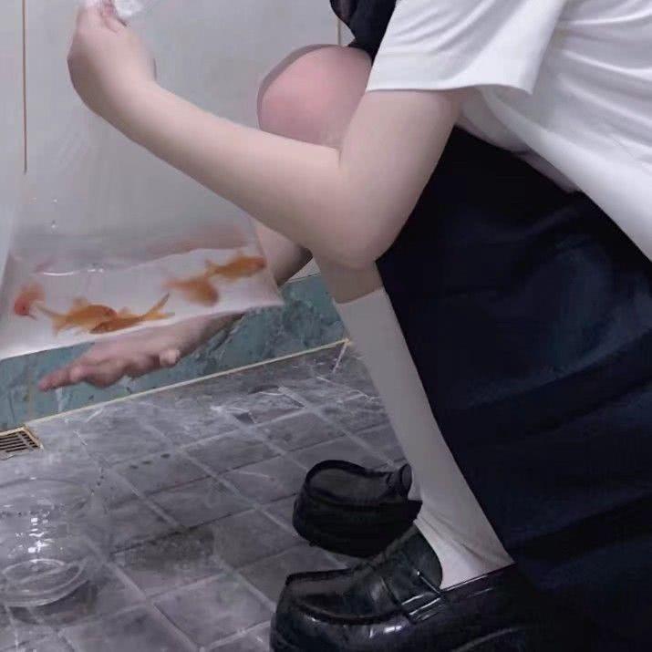 超火·不露脸·女生头像:花不一定是为了花店而开,我一定是为你而来