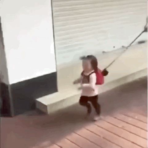 在书包上拴一根绳子 妈妈再也不用担心我乱跑啦