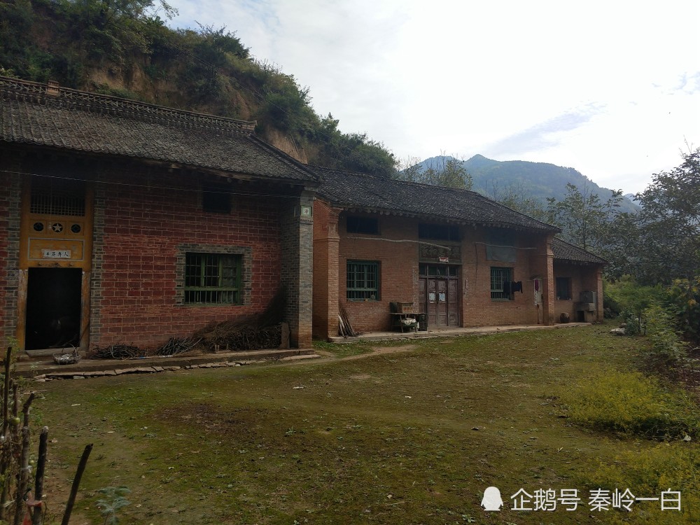 11座秦岭山区农家小院,常年废弃无人居住,白送给你敢要吗?